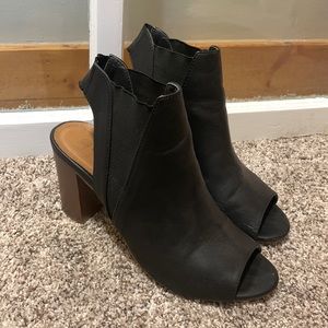 Maurice’s black ankle heel